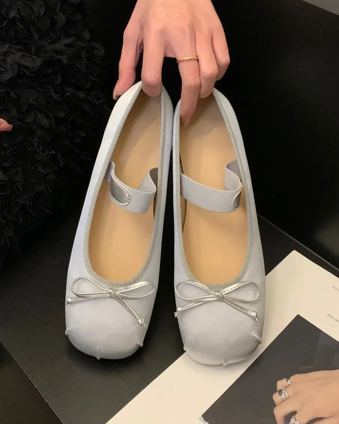 Pamela ballerinaskor i satäng med rosett