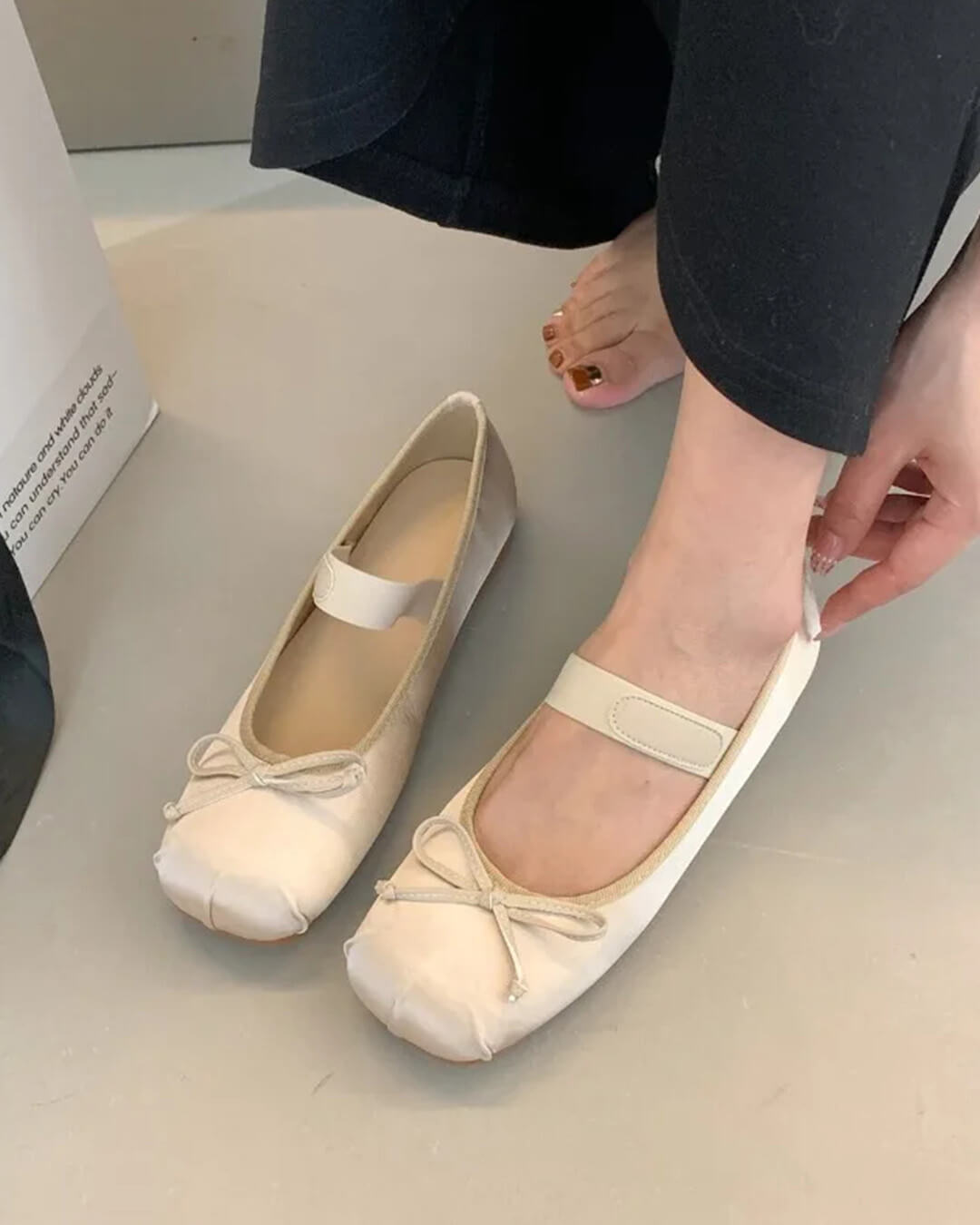 Pamela ballerinaskor i satäng med rosett