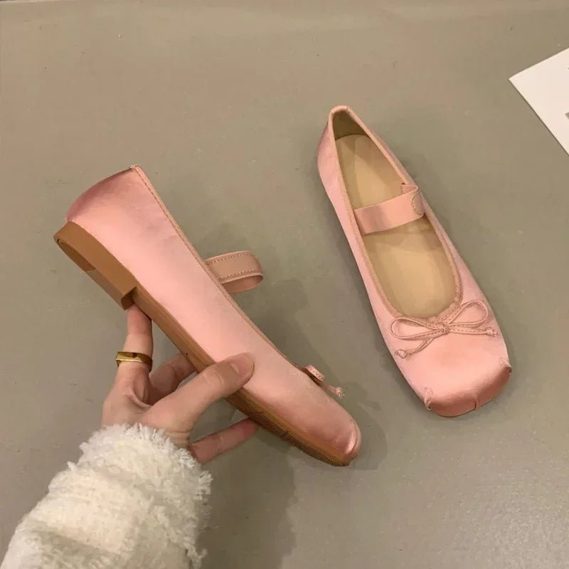 Pamela ballerinaskor i satäng med rosett