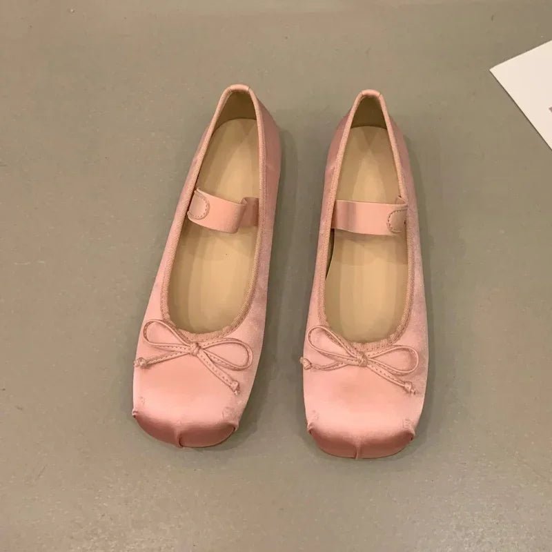Pamela ballerinaskor i satäng med rosett