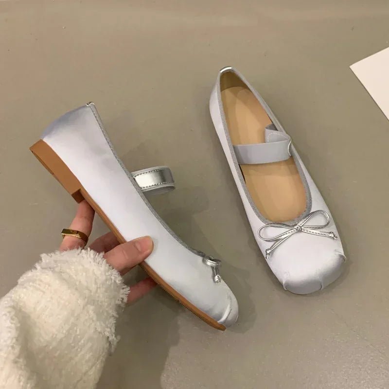 Pamela ballerinaskor i satäng med rosett