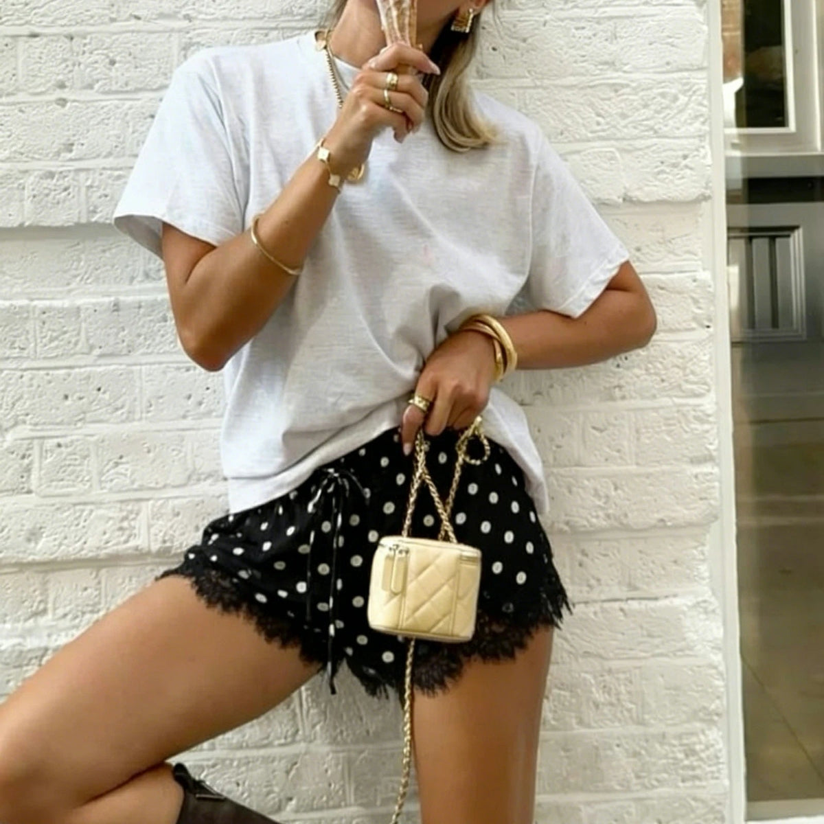 Paula svarta satinkorta shorts med prickar