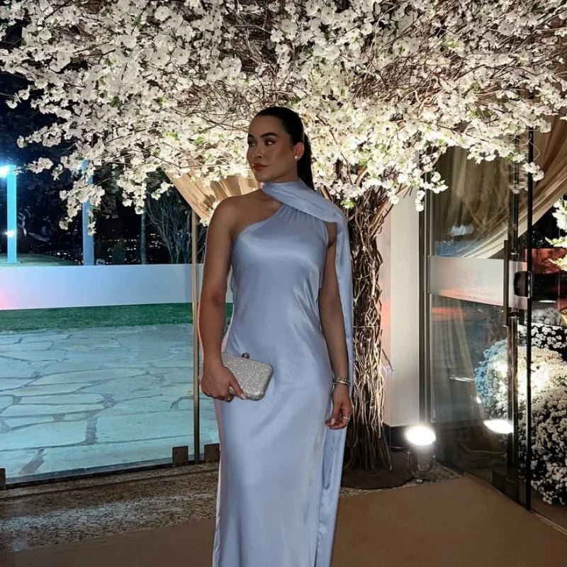Raisa satinklänning för kvällen med banddetalj i ryggen