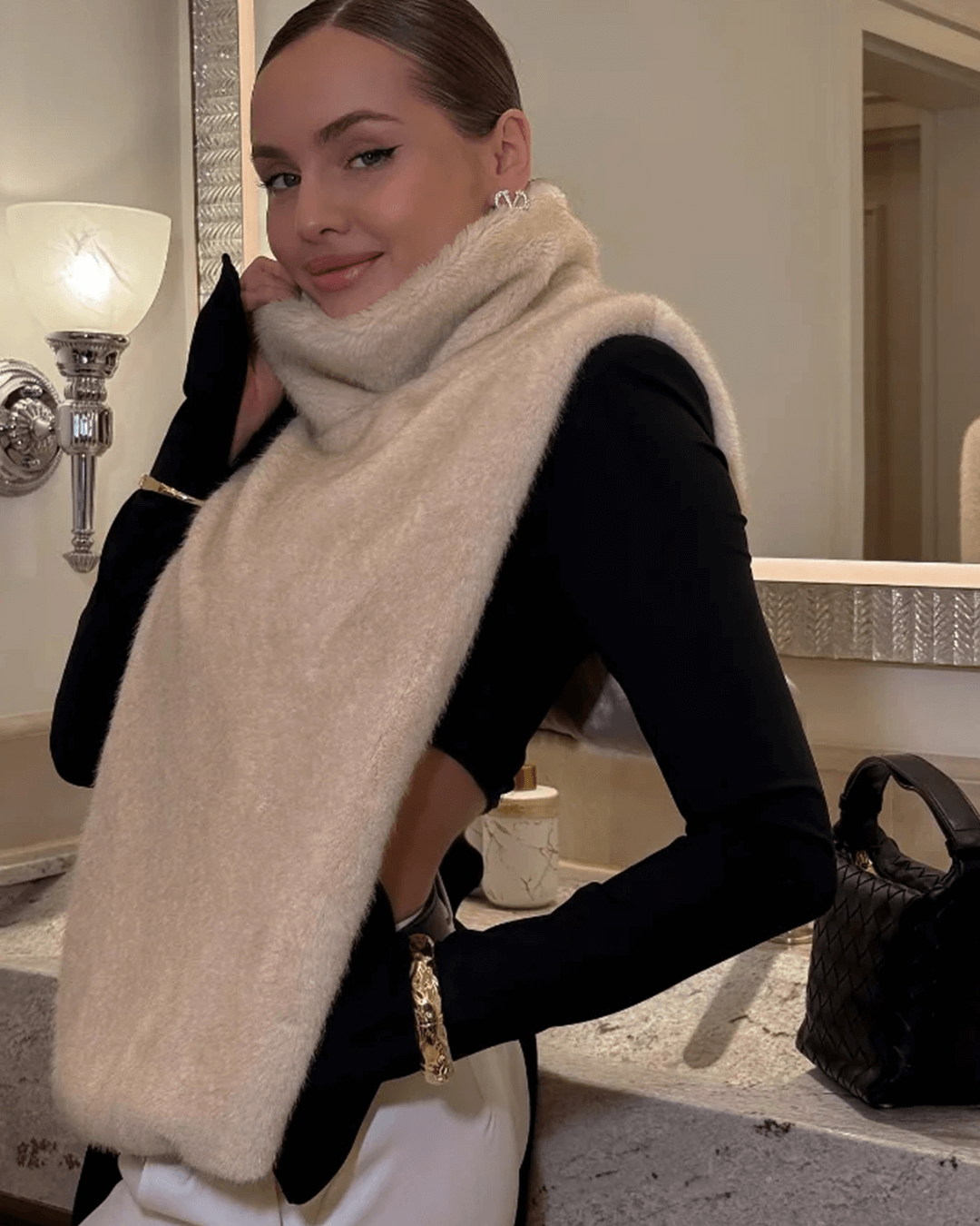 Rina väst i fuskpäls med polokrage