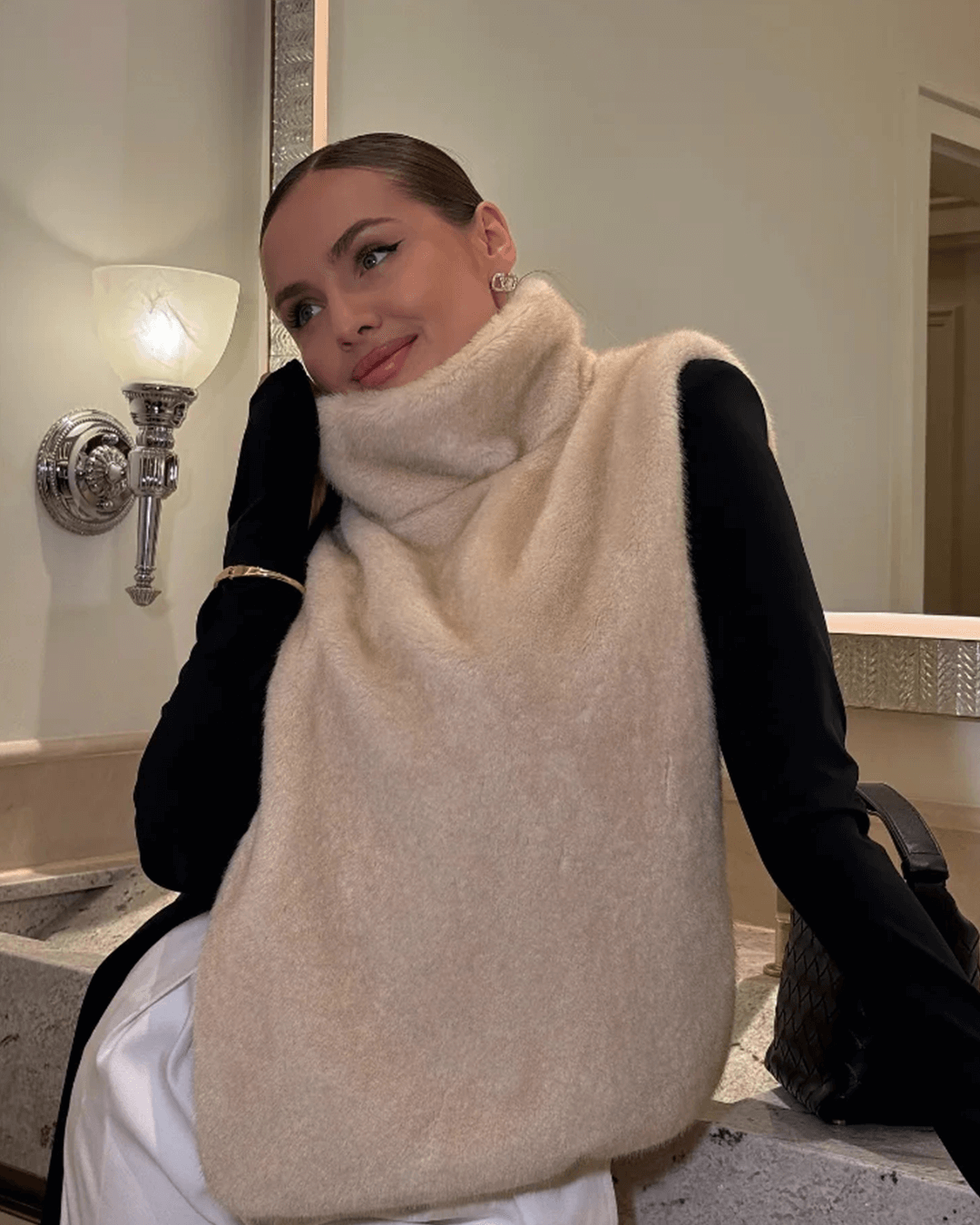 Rina väst i fuskpäls med polokrage