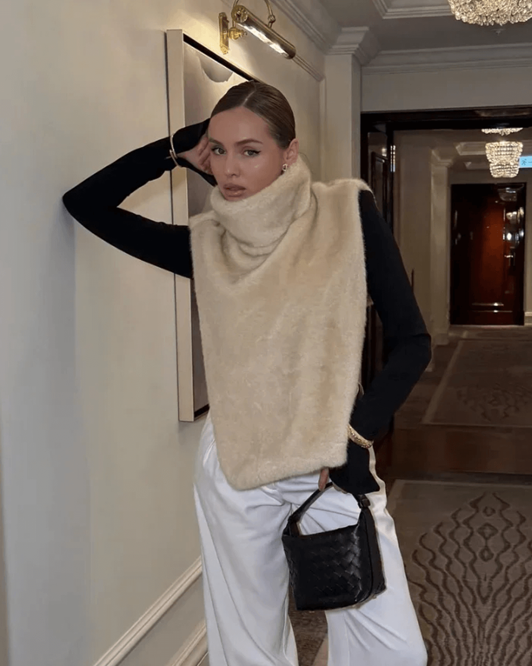 Rina väst i fuskpäls med polokrage