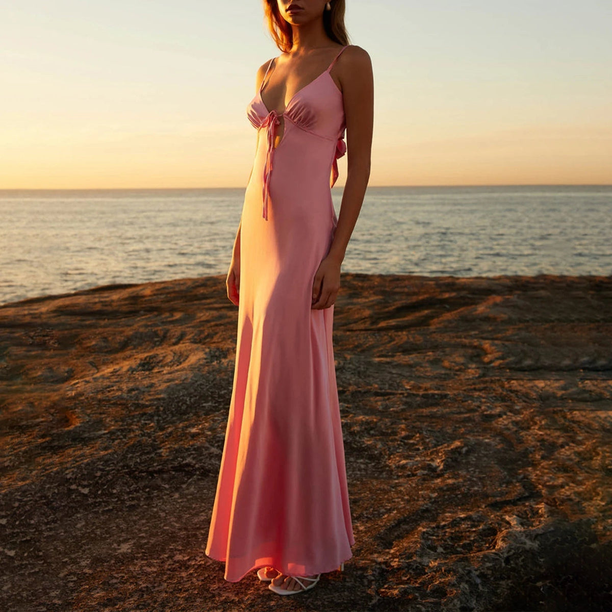 Romy klänning med bar rygg, knytband framtill och camisole-design