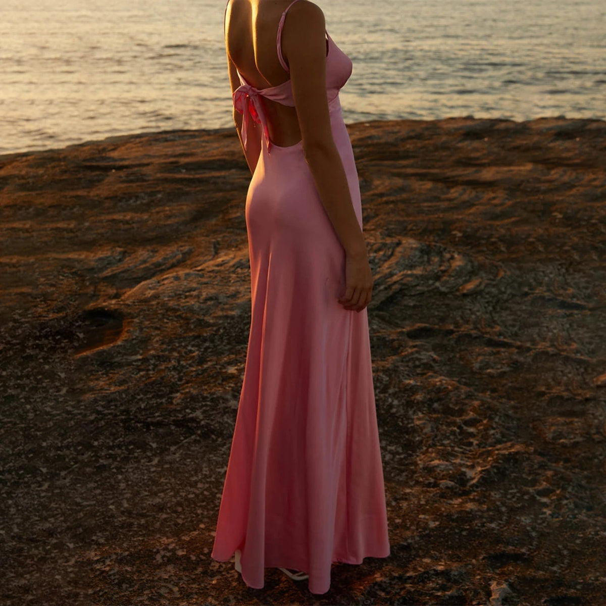 Romy klänning med bar rygg, knytband framtill och camisole-design