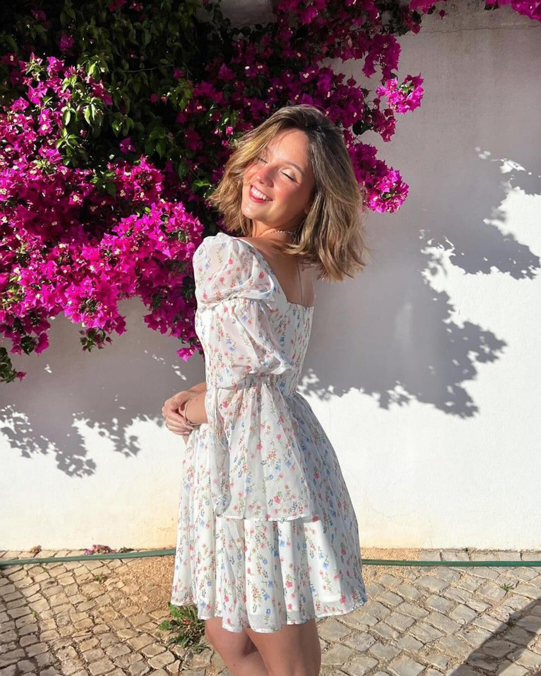 Rose volangprydd miniklänning med bara axlar