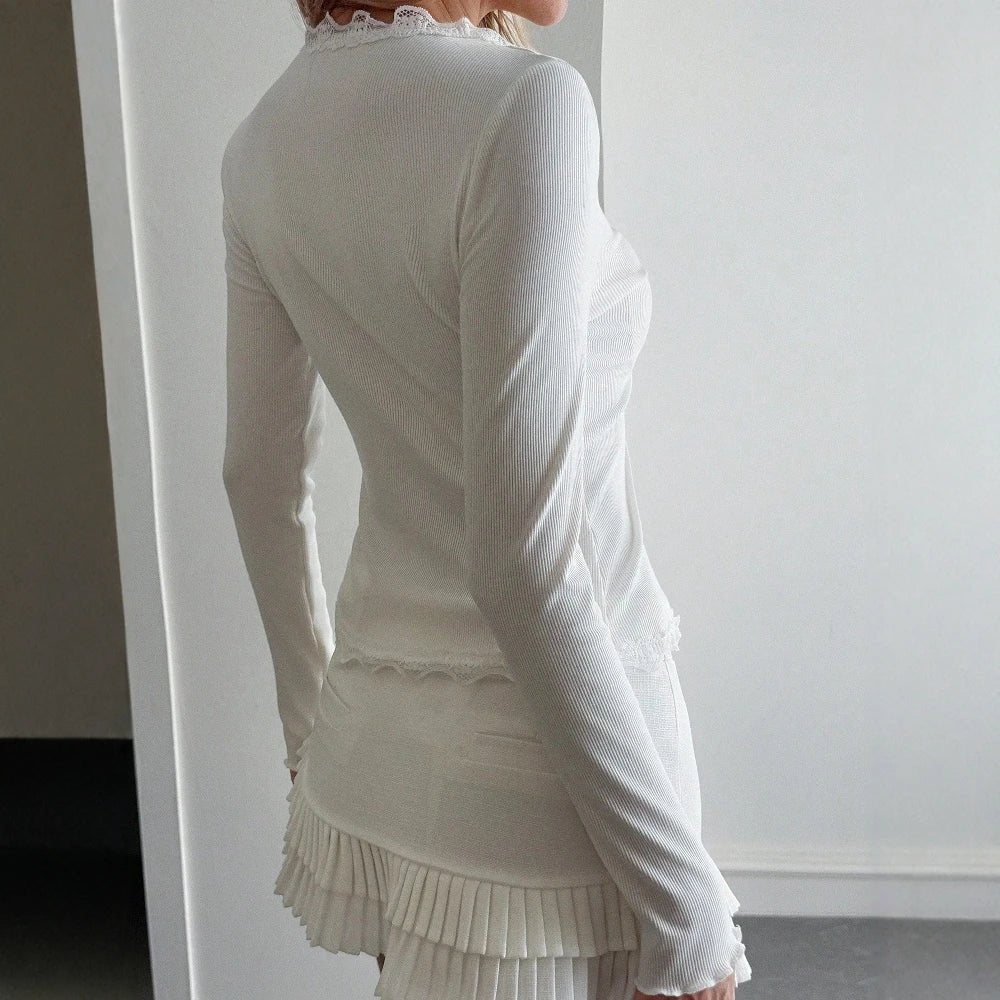 Roxana ribbad blus med spetskant och V-ringning