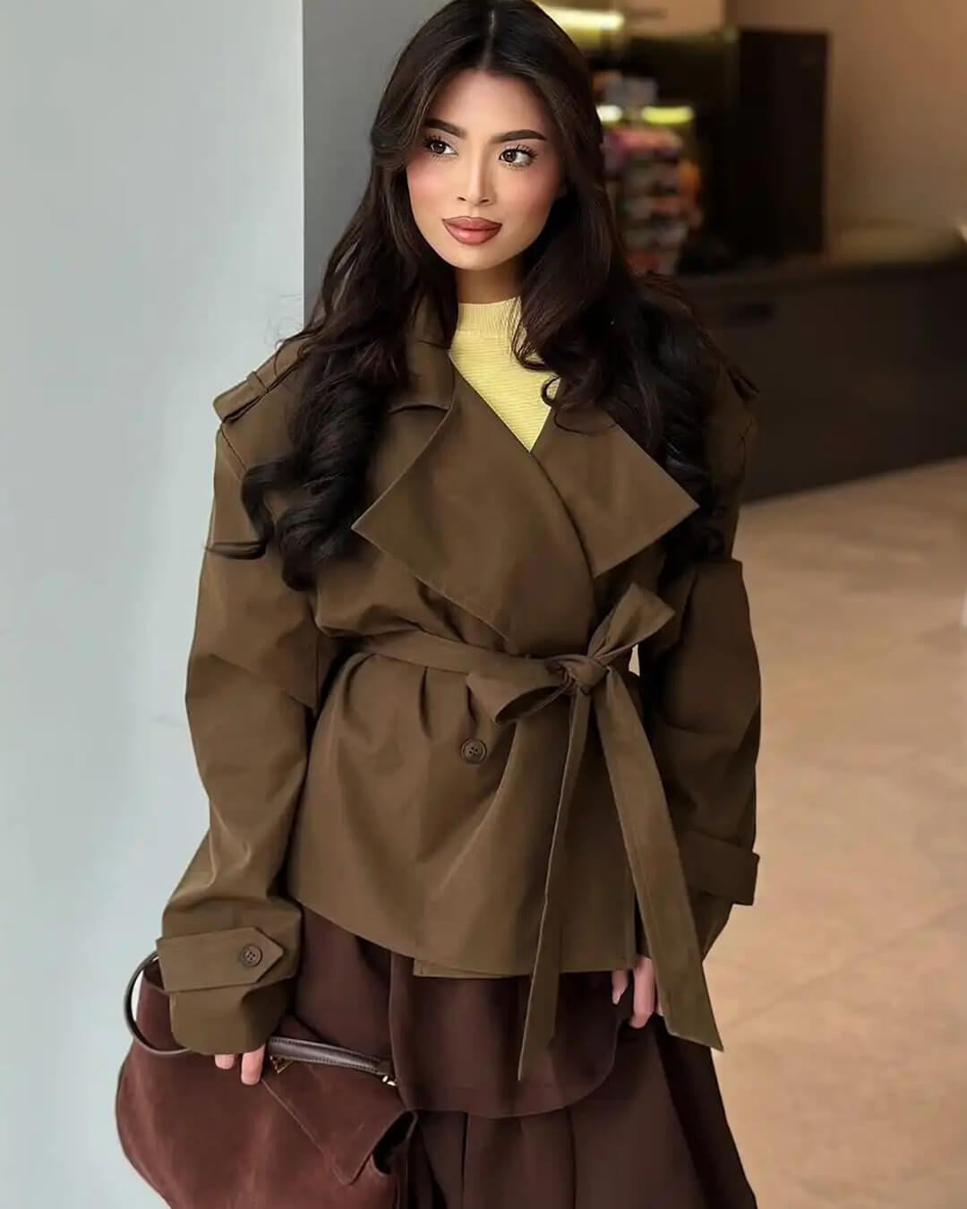 Sandy kort trenchcoat med snörning