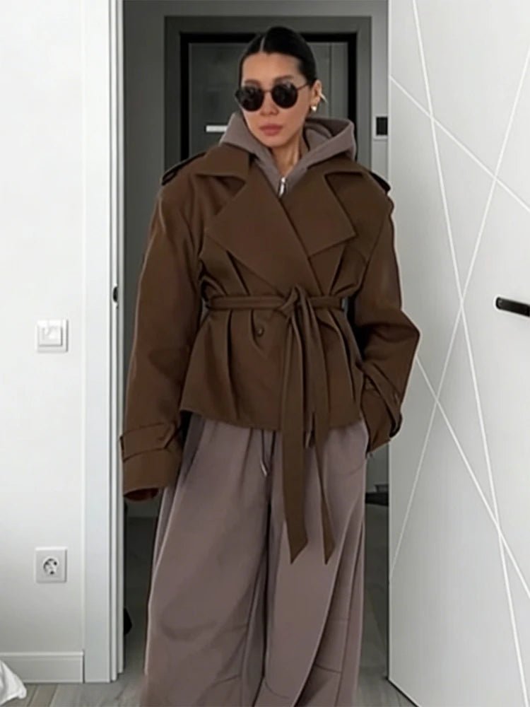 Sandy kort trenchcoat med snörning