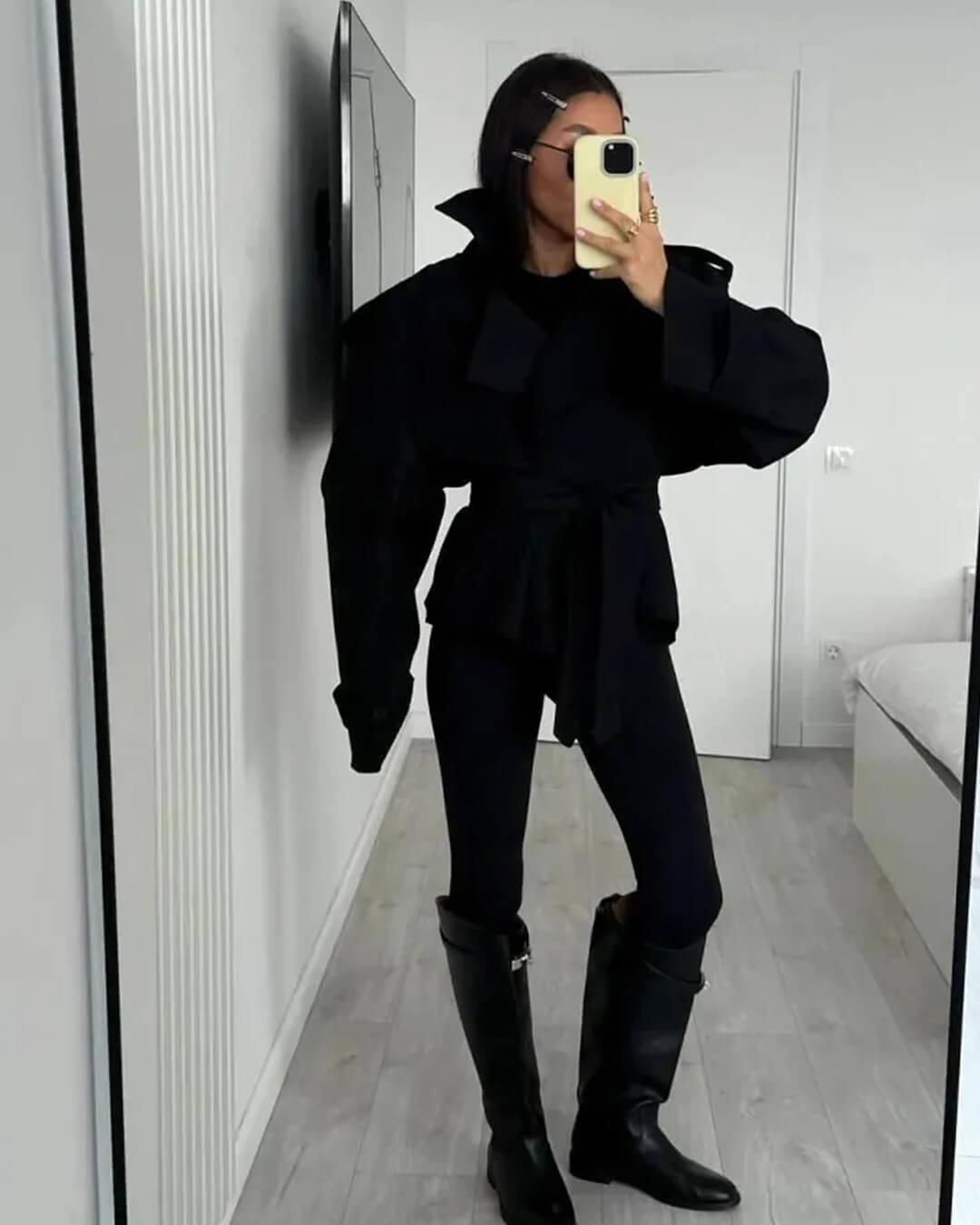 Sandy kort trenchcoat med snörning