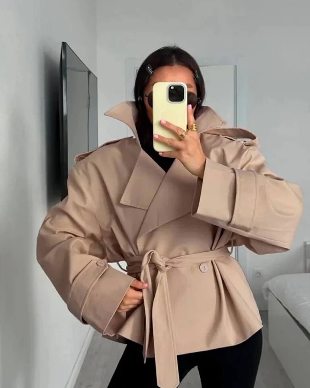 Sandy kort trenchcoat med snörning