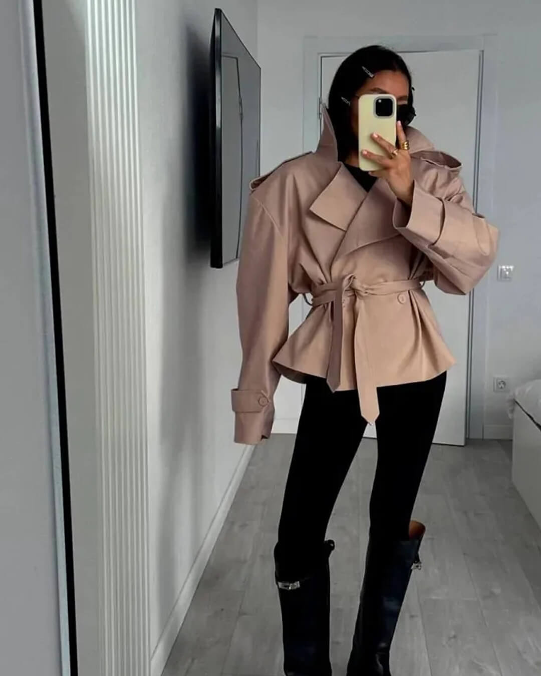 Sandy kort trenchcoat med snörning
