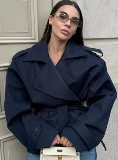 Sandy kort trenchcoat med snörning