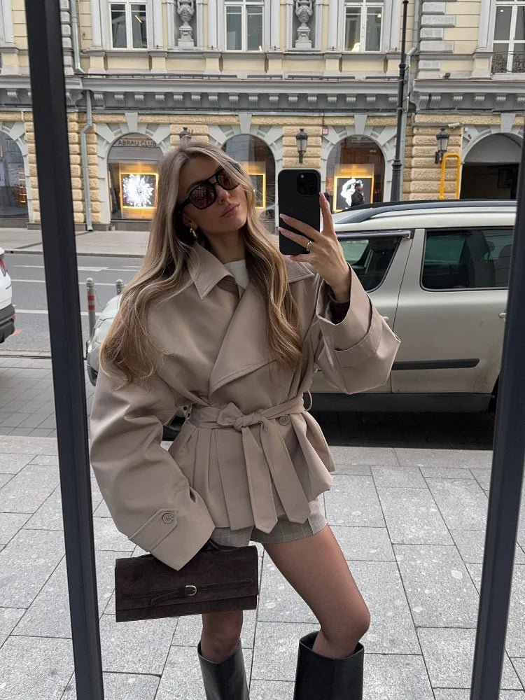 Sandy kort trenchcoat med snörning