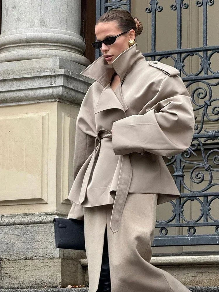 Sandy kort trenchcoat med snörning