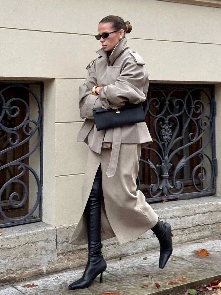 Sandy kort trenchcoat med snörning