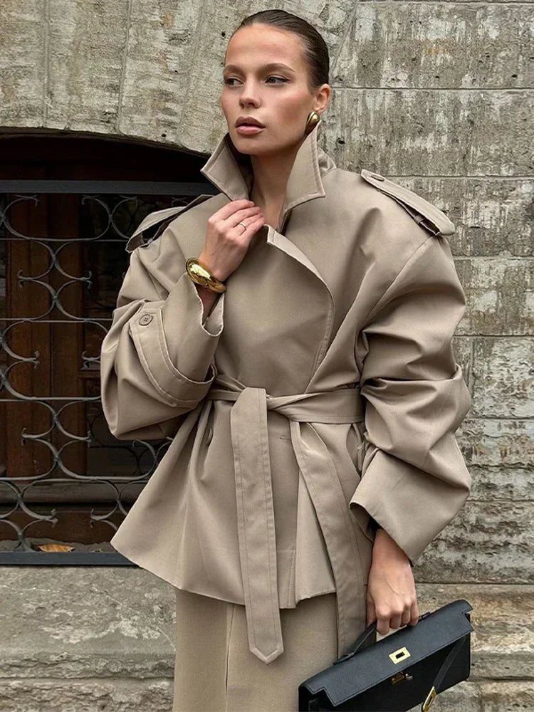 Sandy kort trenchcoat med snörning