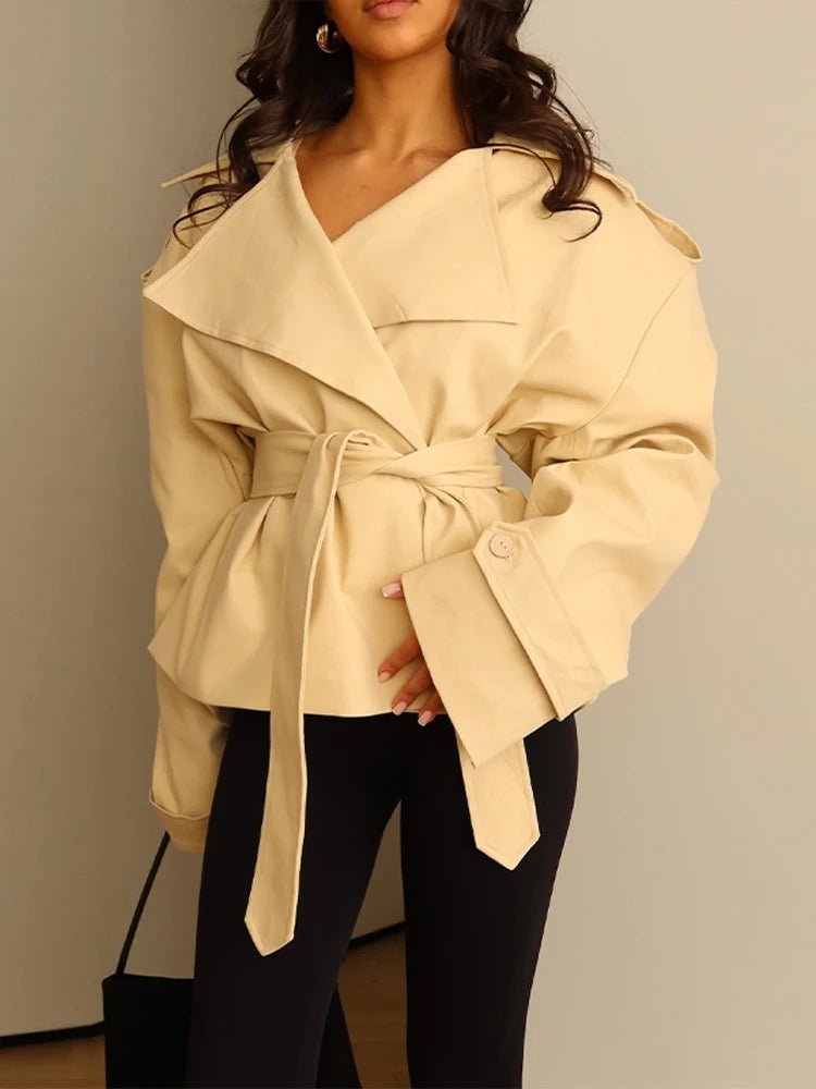 Sandy kort trenchcoat med snörning