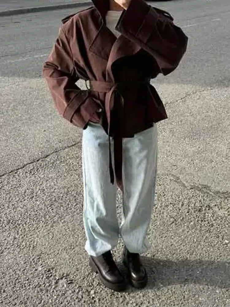 Sandy kort trenchcoat med snörning