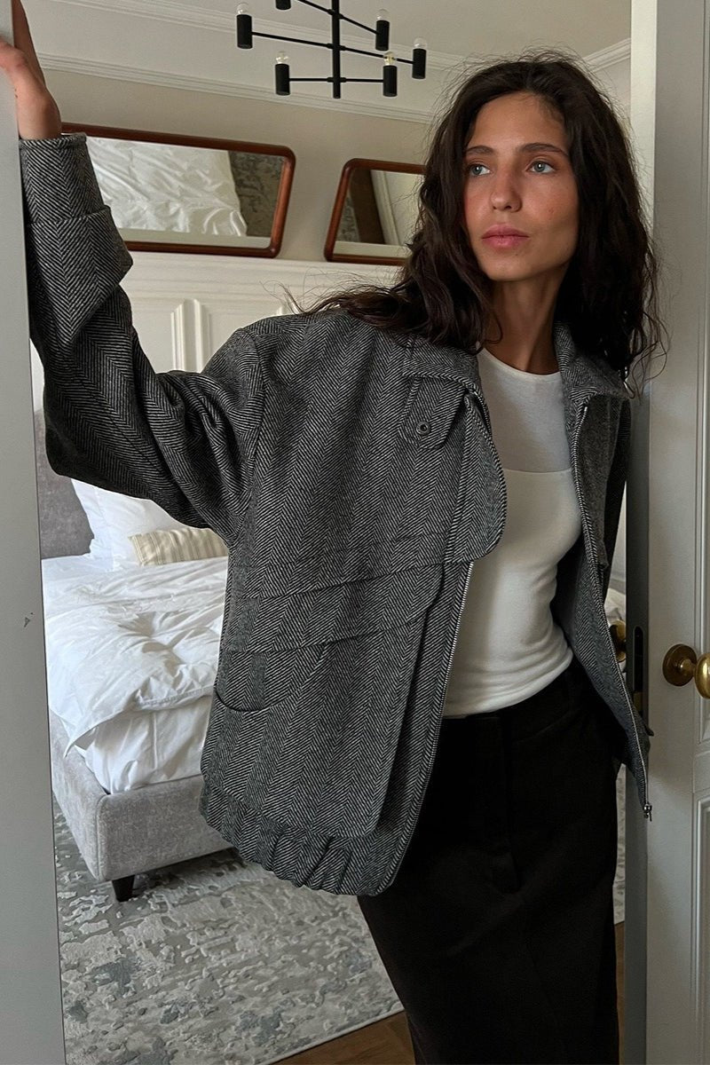 Sarah fiskbensmönstrad kappa med ståkrage