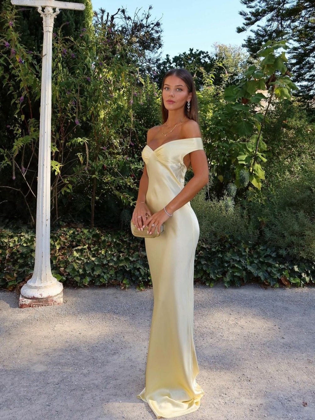Serene rygglös satin-maxiklänning