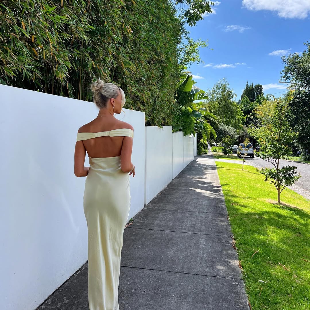 Serene rygglös satin-maxiklänning