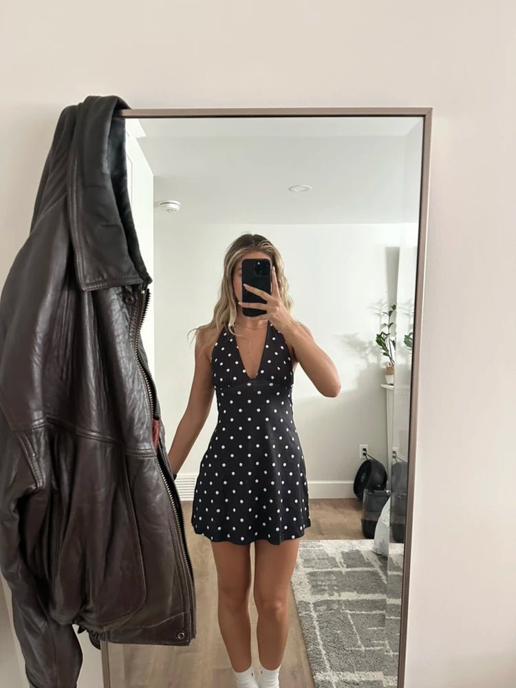 Sofias rygglösa prickiga miniklänning