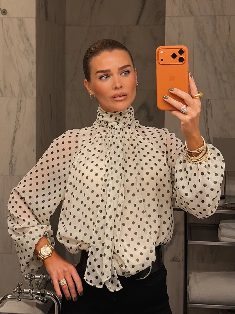 Sofia blus med hög krage och prickmönster