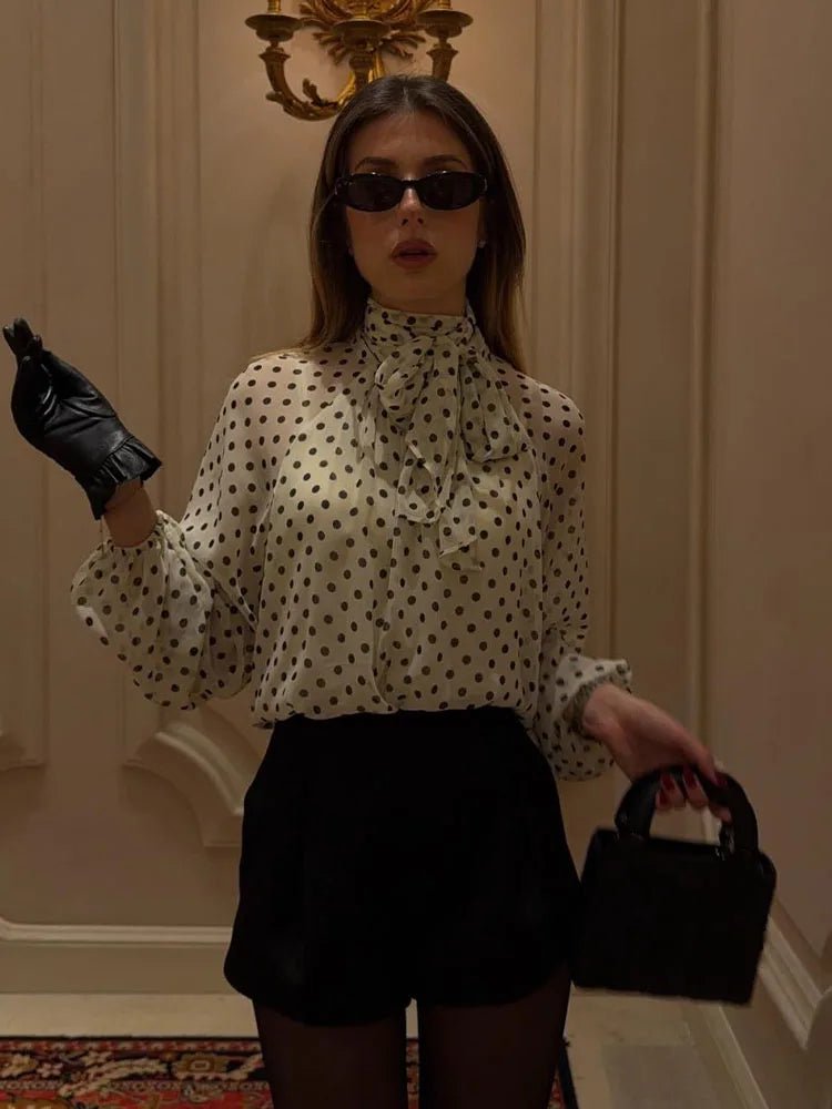 Sofia blus med hög krage och prickmönster