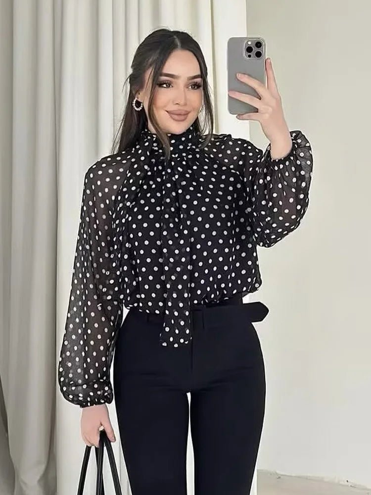 Sofia blus med hög krage och prickmönster