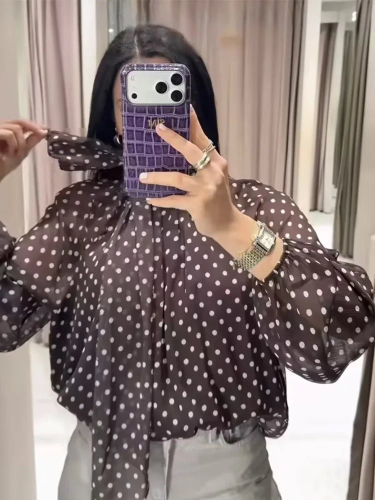 Sofia blus med hög krage och prickmönster