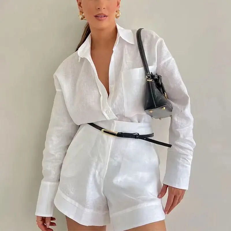 Solenn linneset med långärmad tröja och shorts med hög midja