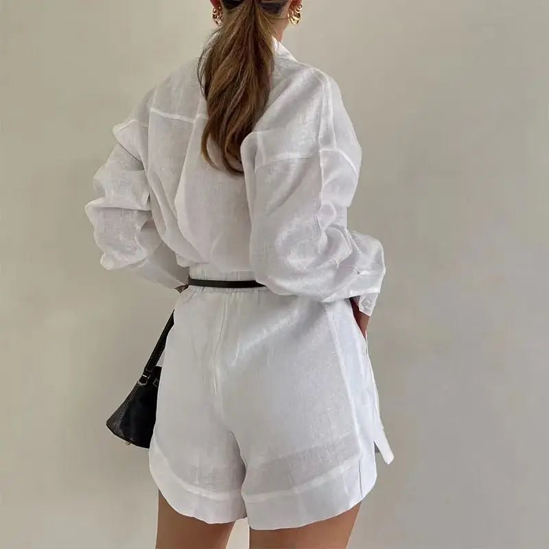 Solenn linneset med långärmad tröja och shorts med hög midja