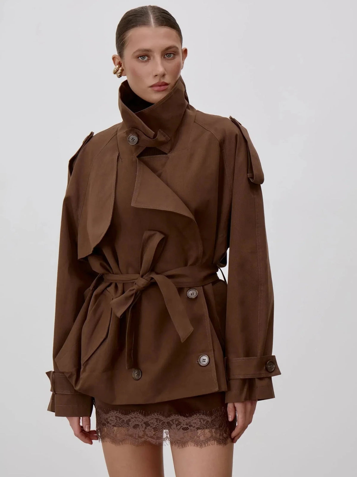 Sonia trenchcoat med snörning och ståkrage