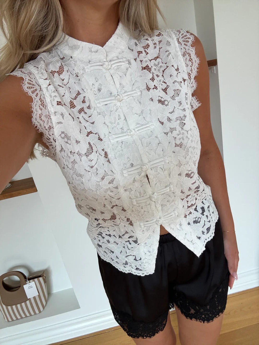 Sonia ärmlös spets-topp med mandarinkrage