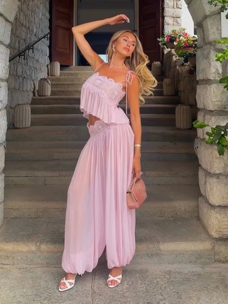 Sophias set med blommigt spetslinne med volang och byxor