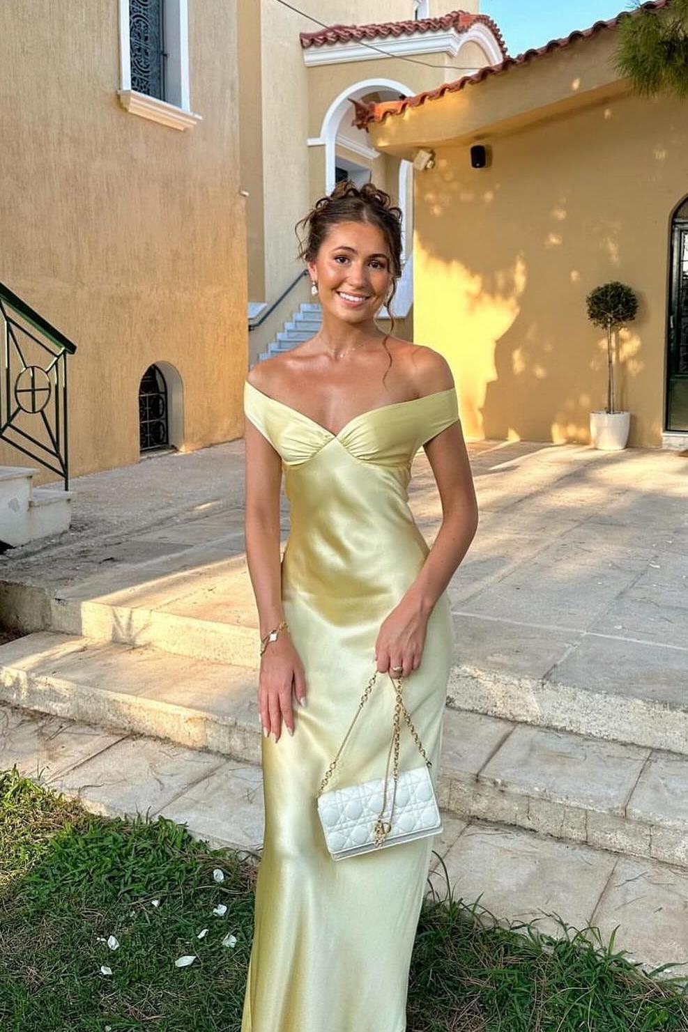 Sophia satinklänning med bara axlar och maxilängd