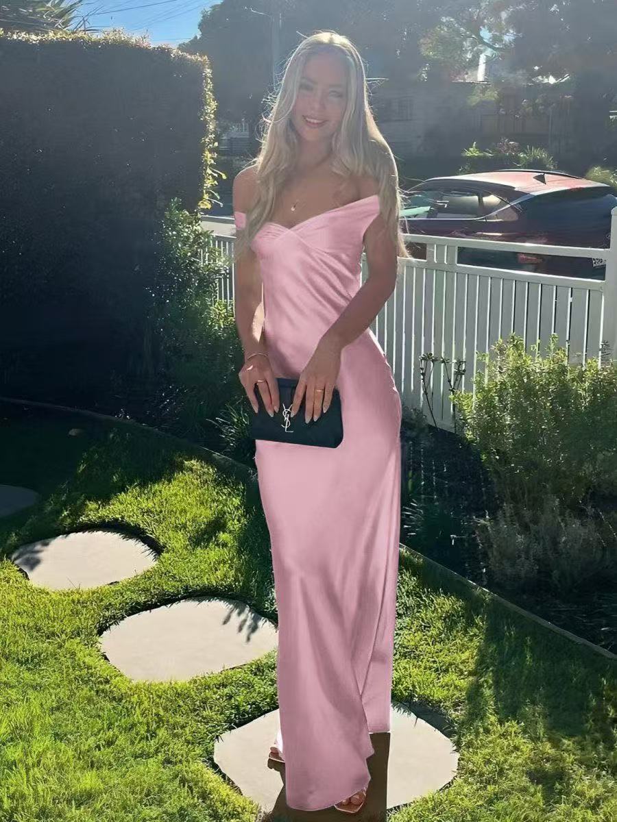 Sophia satinklänning med bara axlar och maxilängd