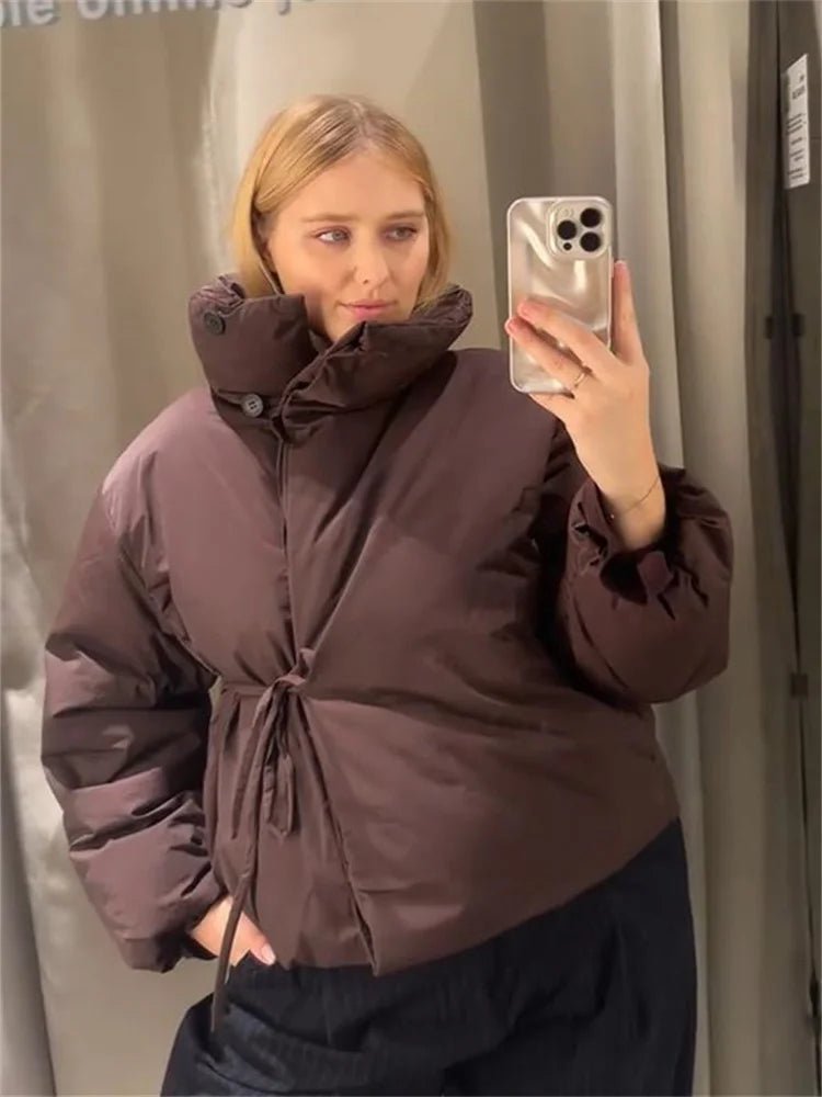 Suzy vadderad jacka med hög krage och knytning