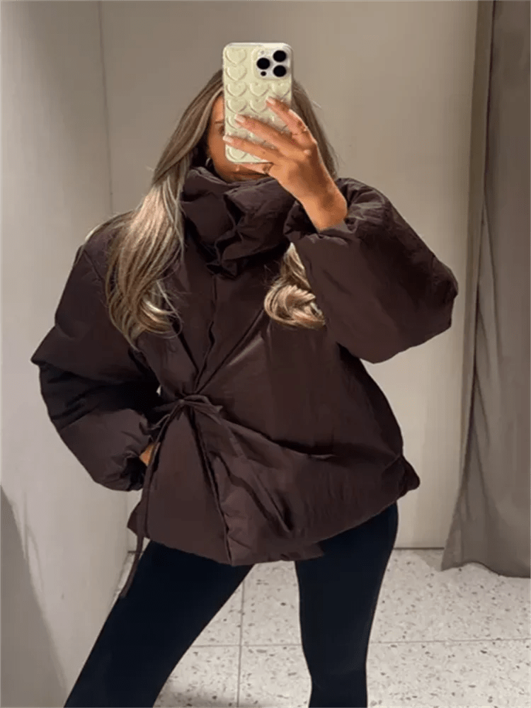 Suzy vadderad jacka med hög krage och knytning