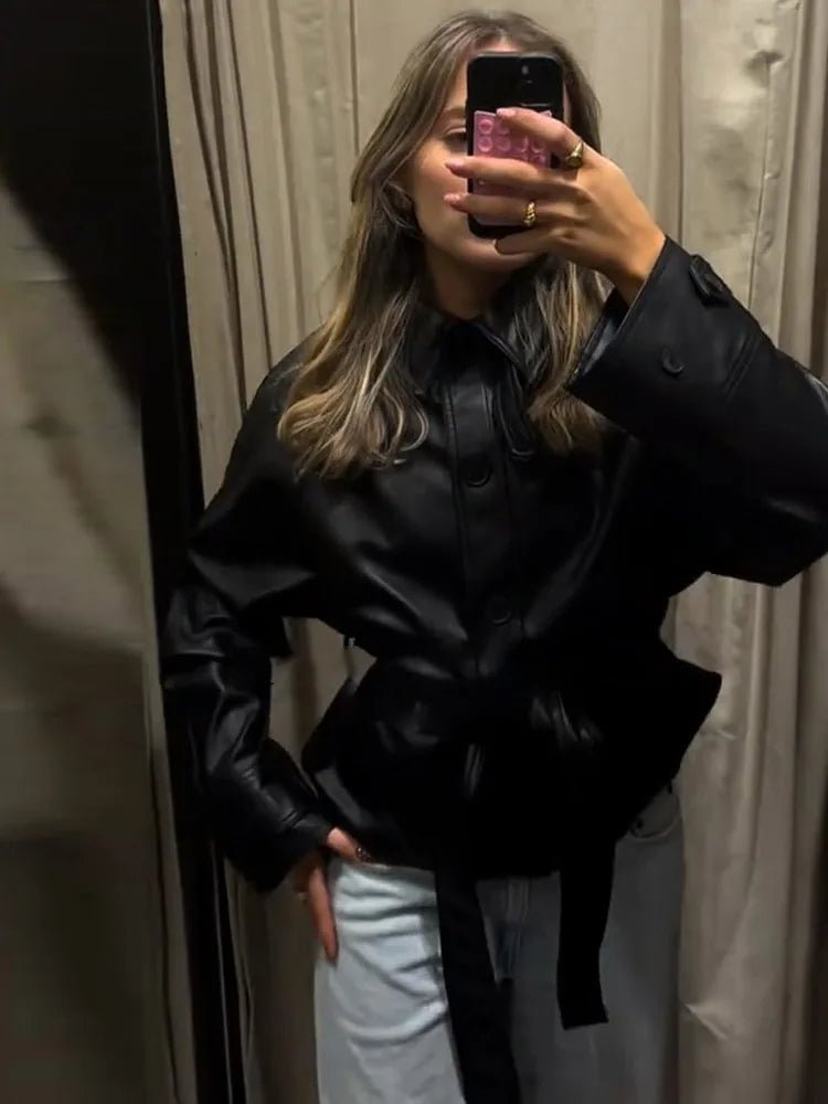 Tabitha jacka i konstläder med skärp