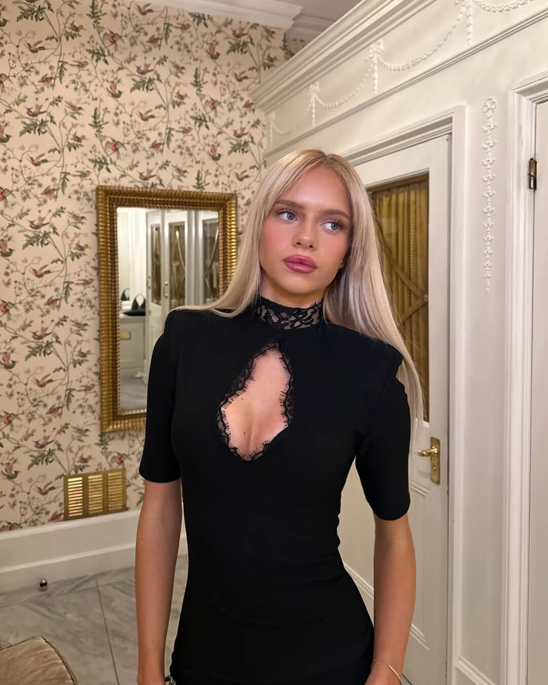 Taylor kort spetsklänning med hög hals