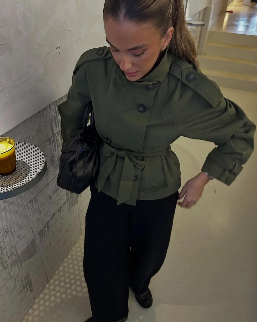 Thea kort trenchcoat med skärp