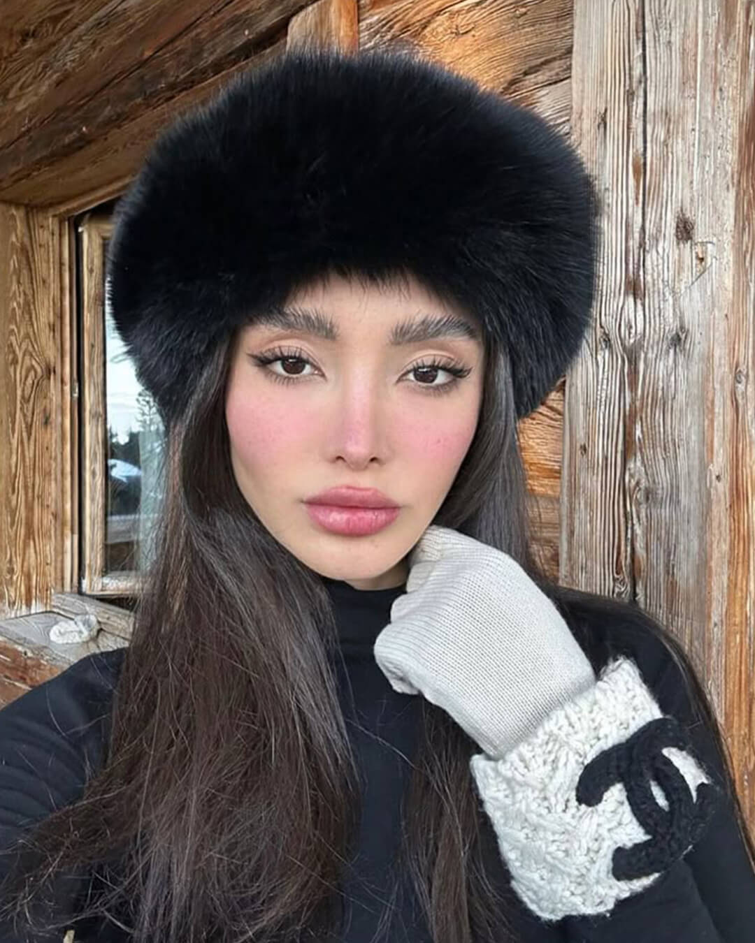 Tracy, hatt i konstpäls