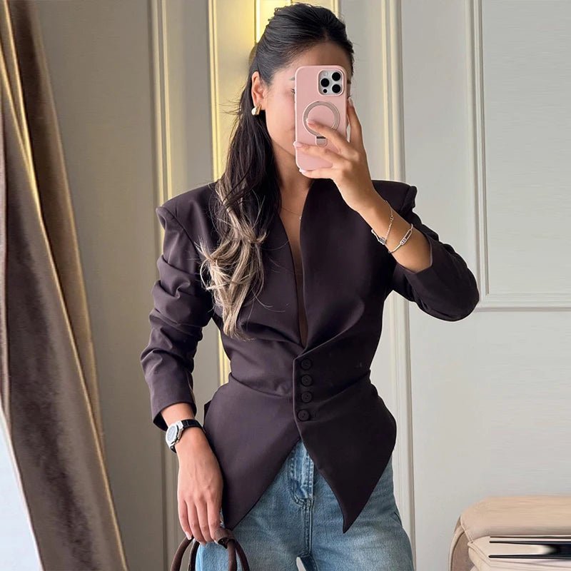 Tricia figursydd kavaj med markerade axlar och insvängd midja