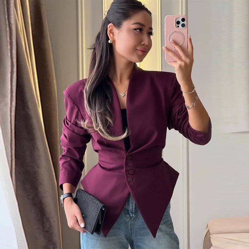 Tricia figursydd kavaj med markerade axlar och insvängd midja
