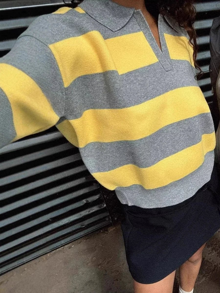 Una randig stickad tröja med V-ringning